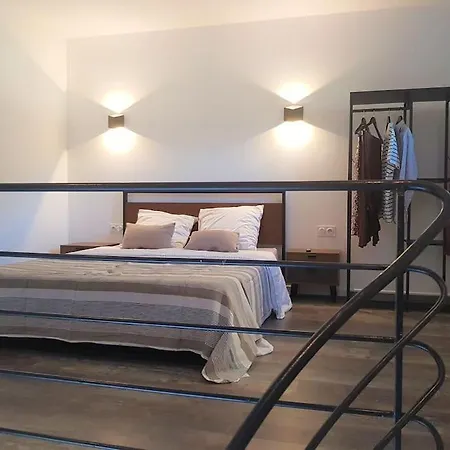 T1 Bis Avec Mezzanine, Belle Terrasse Et Jardinet. Appartement Moncale